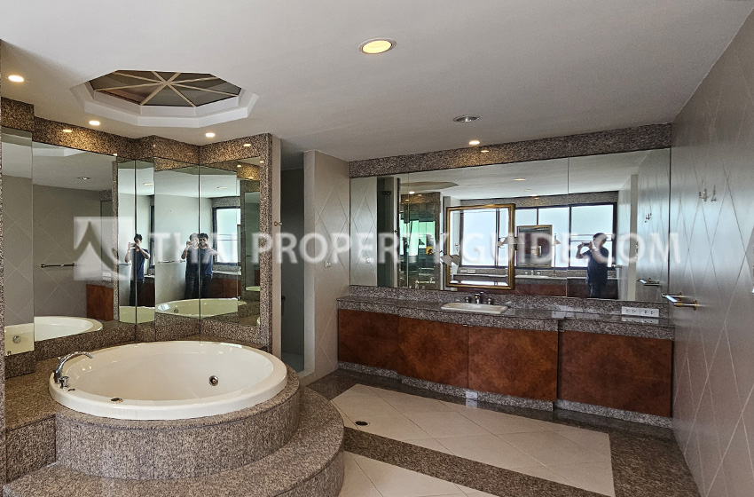 House with Private Pool in Nichada Thani 